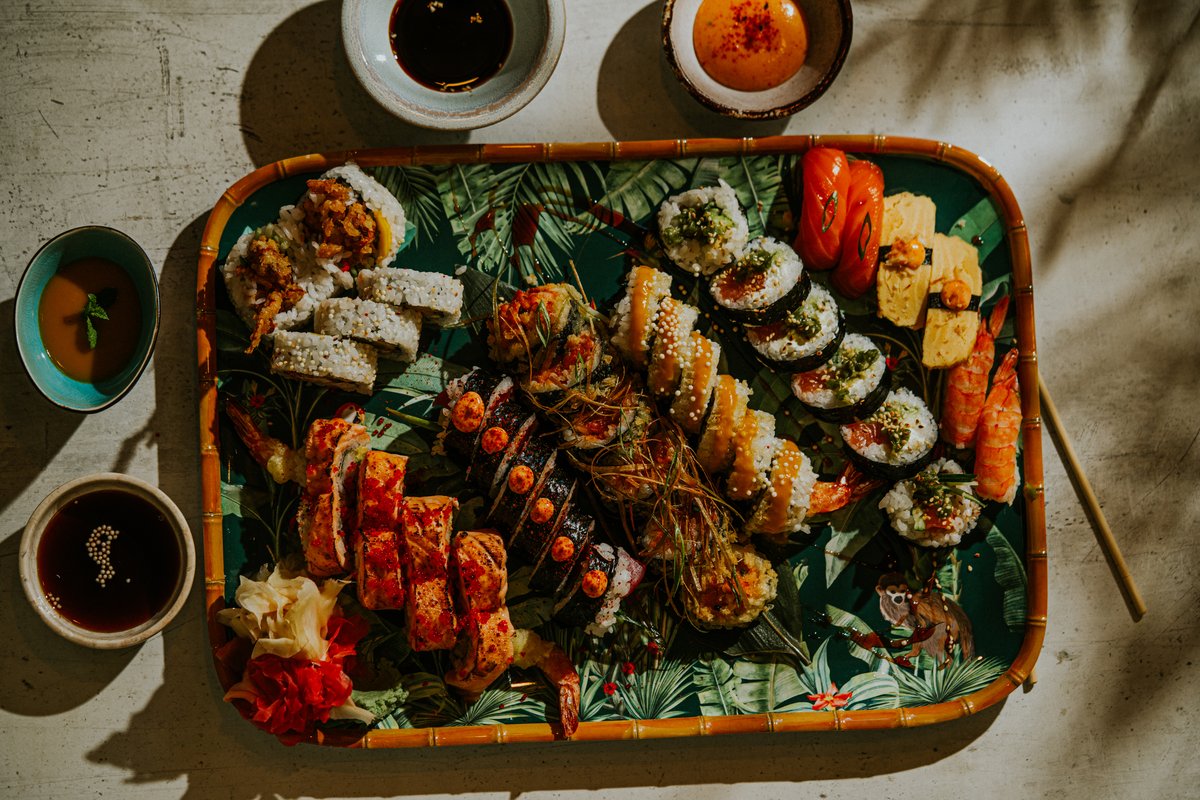 Szef kuchni przygotowujący sushi